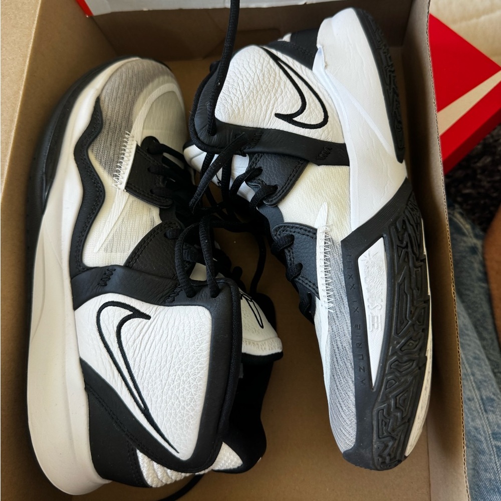 Nike Air Zoom Pegasus 51 TB - Kyrie Irving Signature shoe. Brand new! Unisex